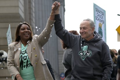 Letitia James, Fiscal General de Nueva York y el Senador de Nueva York Chuck Schumer montan en una carroza durante las celebraciones del desfile de las Liberty por el título de campeonas de la WNBA a través del Cañón de los Héroes en Broadway, Nueva York.