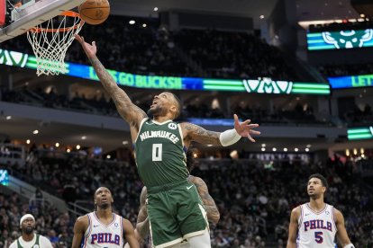 Damian Lillard anota frente a los 76ers