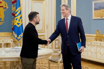 El presidente de Ucrania, Volodymyr Zelensky con el secretario del Tesoro estadounidense, Scott Bessent en Kiev el 12 de febrero de 2025, (Foto de Tetiana DZHAFAROVA / AFP)