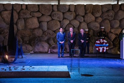 El Secretario de Estado de EE.UU. Marco Rubio, a la izquierda, junto al Ministro de Asuntos Exteriores israelí Gideon Sa'ar, en el centro, y el presidente de Yad Vashem Dani Dayan, a la derecha, durante una ceremonia en Yad Vashem, el 16 de febrero de 2025 en Jerusalén, Israel.