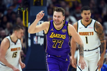 El escolta de Los Ángeles Lakers Luka Doncic (77) celebra tras una canasta durante la primera mitad contra los Denver Nuggets en el Ball Arena.