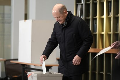 El canciller saliente Olaf Scholz (SPD) vota