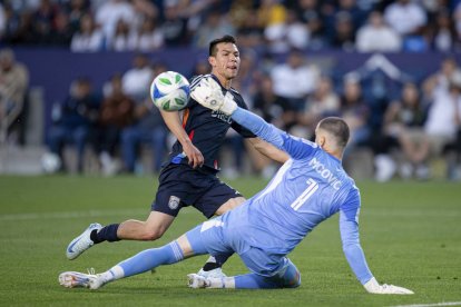 Novak Micovic del LA Galaxy detiene un disparo a portería de Hirving Lozano del San Diego FC durante su partido de temporada regular de la MLS el domingo 23 de febrero.