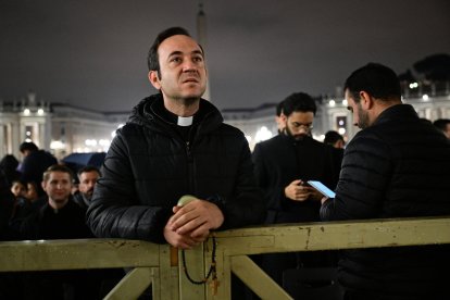 Miles de personas rezan en El Vaticano por el papa
