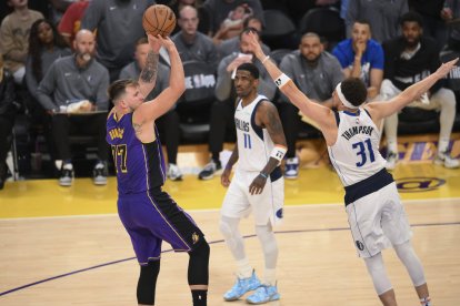 El escolta de los Lakers de Los Ángeles Luka Doncic (77) lanza sobre el escolta de los Mavericks de Dallas Klay Thompson (31) durante la segunda mitad de un partido de baloncesto de la NBA el martes 25 de febrero de 2025, en Los Ángeles.