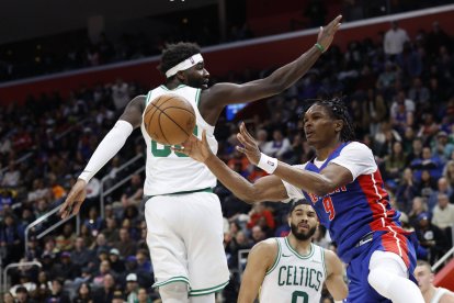 El alero de los Detroit Pistons Ausar Thompson (9) tira sobre el pívot de los Boston Celtics Neemias Queta (88) en la segunda mitad en el Little Caesars Arena.