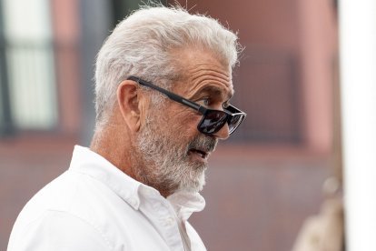 El actor Mel Gibson asiste una ceremonia en Hollywood