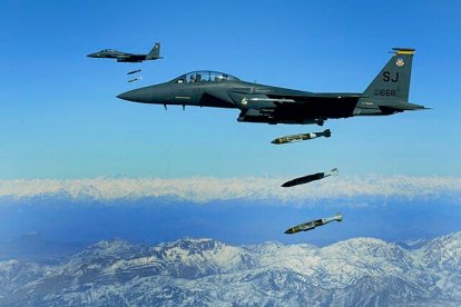 Un F-15E Strike Eagle de la Fuerza Aérea de EEUU arrojando municiones.