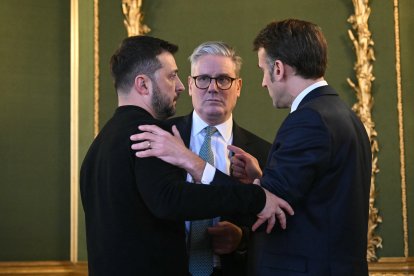 (De izq. a dcha.) El presidente de Ucrania, Volodymyr Zelensky, el primer ministro británico, Keir Starmer, y el presidente francés, Emmanuel Macron, se abrazan tras mantener una reunión durante una cumbre en Lancaster House, en el centro de Londres, el 2 de marzo de 2025. Los líderes europeos se reúnen hoy en Londres para "impulsar" acciones en Ucrania, según la oficina del primer ministro británico, Keir Starmer. La cumbre culmina una semana de intensa diplomacia para el anfitrión Starmer, que se reunió el jueves con el presidente Donald Trump en un esfuerzo por aunar los enfoques europeo y estadounidense sobre el conflicto ucraniano.