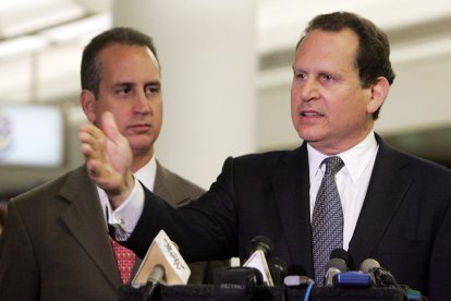 El miembro cubano-americano de la Cámara de Representantes de EEUU Lincoln Diaz-Balart (d) habla durante una rueda de prensa en el Aeropuerto Internacional de Miami después de que él, su hermano el representante Mario Diaz-Balart (i), y la representante Ileana Ros-Lehtinen (no en la foto) regresaran de Washington, DC, el 2 de agosto de 2006, donde discutieron los posibles cambios que se están produciendo en Cuba con miembros del Consejo de Seguridad Nacional de Bush.   AFP PHOTO/Roberto SCHMIDT (Foto de ROBERTO SCHMIDT / AFP)