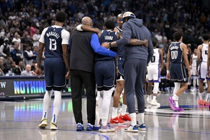 Irving se retira lesionado frente a los Kings