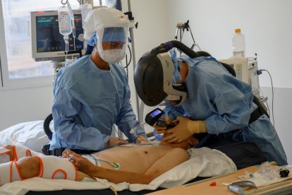 Un médico realiza una intubación para ventilación mecánica a un paciente con covid en Francia.