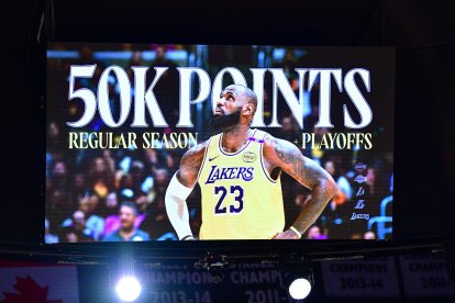 El videomarcador del Crypto.com Arena celebra los 50.000 puntos en la carrera del alero de Los Angeles Lakers LeBron James (23) tras anotar una canasta de tres puntos contra los New Orleans Pelicans durante la primera parte.
