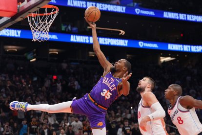 El alero de los Phoenix Suns Kevin Durant (35) lanza a canasta contra los LA Clippers durante la segunda parte en el PHX Center.