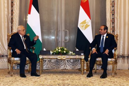 En esta imagen difundida por la oficina de prensa de la Autoridad Palestina se ve al presidente de la Autoridad Palestina, Mahmud Abbas (izq.), reunido con el presidente de Egipto, Abdel Fattah al Sisi, durante la Cumbre de la Liga Árabe sobre Gaza, en El Cairo, el 4 de marzo de 2025. Los líderes de la Liga Árabe se reunieron en El Cairo el 4 de marzo para debatir una alternativa al plan ampliamente condenado del presidente estadounidense, Donald Trump, de asumir el control de Gaza, asolada por la guerra, y Hamás les instó a "frustrar" los esfuerzos por desplazar a los palestinos de sus tierras.