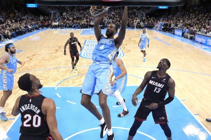 Evan Mobley anota frente a los Miami Heat