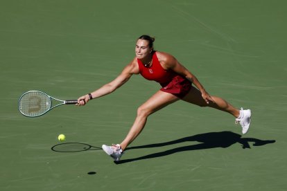 10 de marzo de 2025 Aryna Sabalenka devuelve un golpe contra Lucia Bronzetti (ITA) durante el BNP Paribas Open 2025 en el Indian Wells Tennis Garden en Indian Wells, California.