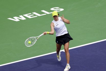 11 de marzo de 2025 Iga Swiatek (POL) devuelve un golpe contra Karolina Muchova (CZE) durante el BNP Paribas Open 2025 en el Indian Wells Tennis Garden en Indian Wells, California.