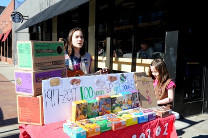 Miembro de las Girl Scouts vendiendo galletas