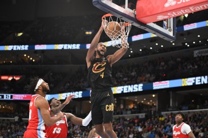 Evan Mobley anota frente a los Memphis Grizzlies