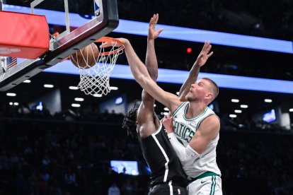Porzingis realiza un mate ante los Nets