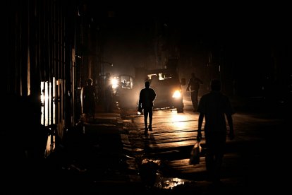 Cubanos caminan en la oscuridad tras el apagón