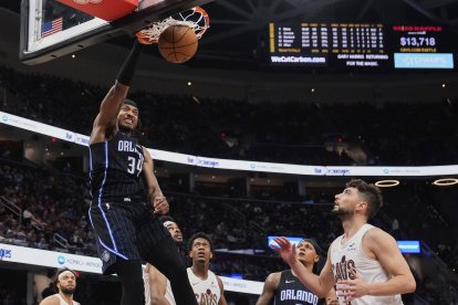 El pívot de los Orlando Magic Wendell Carter Jr. (34) hace un mate delante del escolta de los Cleveland Cavaliers Ty Jerome, a la derecha, en la segunda mitad de un partido de baloncesto de la NBA el domingo 16 de marzo de 2025, en Cleveland.