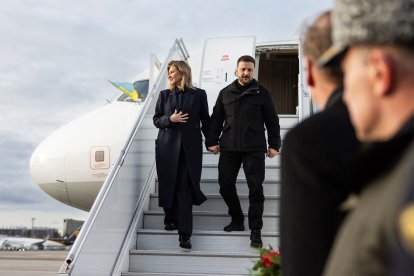 Esta fotografía tomada y difundida por el Servicio de Prensa Presidencial de Ucrania el 18 de marzo de 2025 muestra al presidente ucraniano Volodymyr Zelensky y a la primera dama de Ucrania Olena Zelenska saliendo de un avión durante su visita oficial a Finlandia, en medio de la invasión rusa de Ucrania. El presidente ucraniano Volodymyr Zelensky visitará Helsinki el 19 de marzo de 2025, un día después de que el presidente estadounidense Donald Trump y el líder ruso Vladimir Putin mantuvieran una llamada telefónica sobre un posible alto el fuego. Zelensky se reunirá con el presidente finlandés, Alexander Stubb, para mantener conversaciones, a las que seguirán conversaciones con el primer ministro, Petteri Orpo, y el presidente del Parlamento, Jussi Halla-aho.