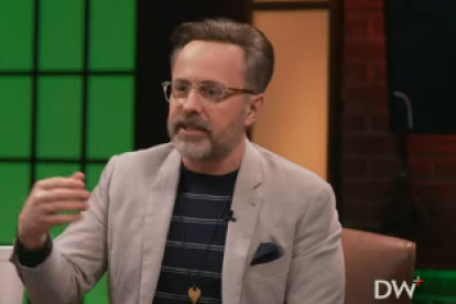 Jeremy Boreing en el set de The Daily Wire