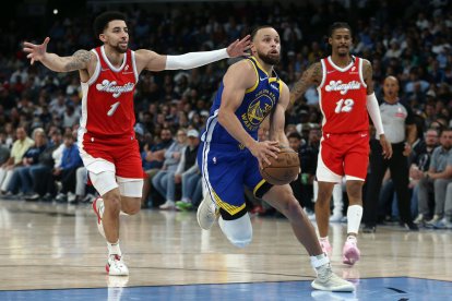 Stephen Curry anota frente a los Grizzlies