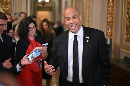 El senador estadounidense Cory Booker (D-NJ) habla con la prensa en el Capitolio de los Estados Unidos en Washington, DC, el 1 de abril de 2025. El legislador demócrata estadounidense pulverizó el récord del discurso más largo de la historia del Senado con una encendida protesta contra las medidas "inconstitucionales" del presidente Donald Trump, que comenzó a última hora del 31 de marzo de 2025... y aún continúa el martes, más de 24 horas después. La exhibición de resistencia del senador Cory Booker -para mantener la palabra debe permanecer de pie y ni siquiera puede ir al baño- recordó la famosa escena del clásico cinematográfico de Frank Capra "El señor Smith va a Washington", de 1939.