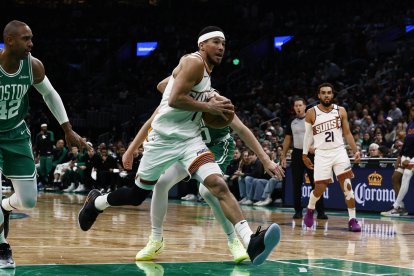 El escolta de Suns Devin Booker llegó a 37 puntos