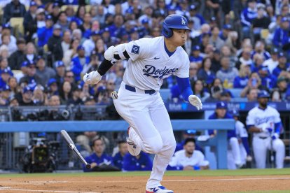 2 de abril de 2025, Los Ángeles, California, EE.UU.: Shohei Ohtani #17 de los Dodgers de Los Ángeles se dirige a primera durante su partido de la temporada regular de la MLB contra los Bravos de Atlanta el miércoles 2 de abril de 2025 en el Dodger Stadium en Los Ángeles, California. Los Dodgers derrotan a los Braves por 6-5.