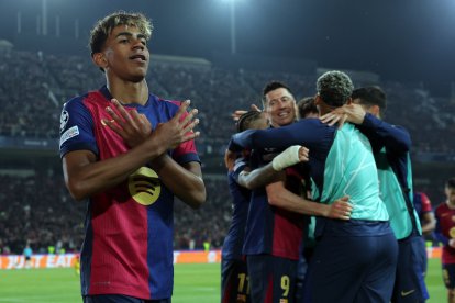 Lamine Yamal celebra el cuarto gol del Barça ante el Dortmund
