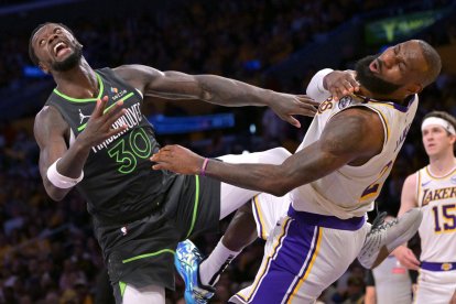 El alero de Los Ángeles Lakers LeBron James (23) reacciona tras recibir un codazo del alero de Minnesota Timberwolves Julius Randle (30) en la segunda parte en el Crypto.com Arena.