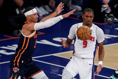 21 de abril de 2025; Nueva York, Nueva York, Estados Unidos; El escolta de los New York Knicks Josh Hart (3) lucha por un balón suelto contra el alero de los Detroit Pistons Ausar Thompson (9) durante el primer cuarto del segundo partido de la primera ronda de los Playoffs 2024 de la NBA en el Madison Square Garden.
