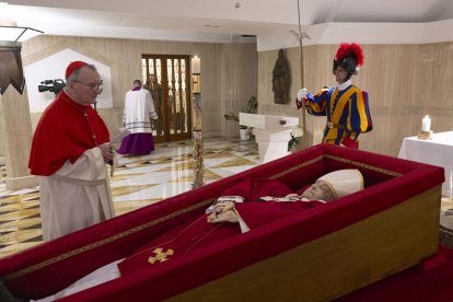 El papa Francisco en el féretro