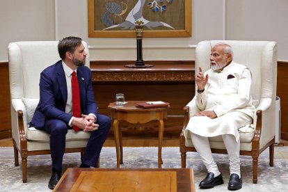 El primer ministro de la India, Narendra Modi (dcha.), hablando con el vicepresidente de EEUU, JD Vance