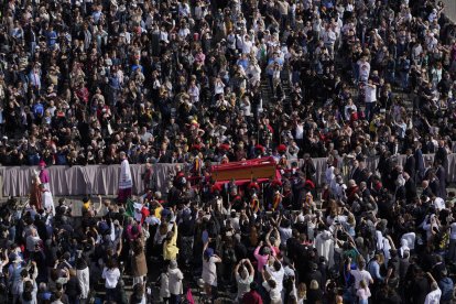 La ceremonia con el cuerpo del Papa Francisco, que yacerá en estado en la Basílica de San Pedro