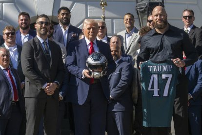 Trump levanta un casco obsequiado por los jugadores de los Philadelphia Eagles