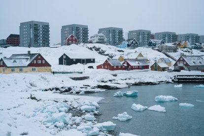 Edificios de apartamentos y casas aparecen en Nuuk, Groenlandia, el 24 de marzo de 2025. El primer ministro de Groenlandia, Mute Egede, acusó a Washington de interferir en sus asuntos políticos con la visita de una delegación estadounidense al territorio danés codiciado por el presidente de Estados Unidos, Donald Trump. La Casa Blanca anunció el 23 de marzo de 2025 que Usha Vance, la esposa del vicepresidente estadounidense, JD Vance, visitará Groenlandia con su hijo y una delegación estadounidense, que según Egede incluirá al asesor de Seguridad Nacional, Mike Waltz.