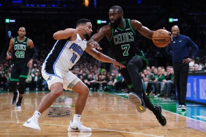 Jaylen Brown de los Celtics y Cory Joseph de los Magic