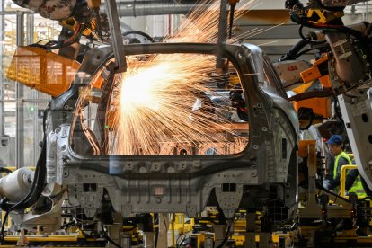 Robots sueldan chasis de coches eléctricos en una fábrica de Zeekr en la isla de Meishan en Ningbo, en la provincia oriental china de Zhejiang, el 18 de abril de 2025.