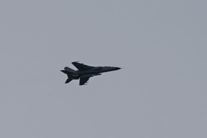 Un avión de combate chino sobrevuela la isla de Pingtan.