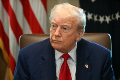 El presidente de EEUU, Donald Trump, observa durante una reunión del gabinete