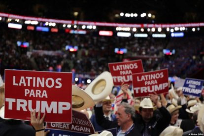 Letreros de Latinos for Trump en la RNC/ Voice of America