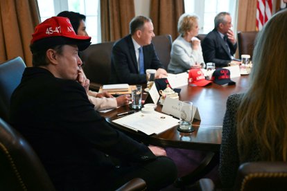 Elon Musk, con dos gorras, durante la reunión de gabinete este miércoles
