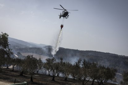 Un helicóptero israelí extingue un incendio