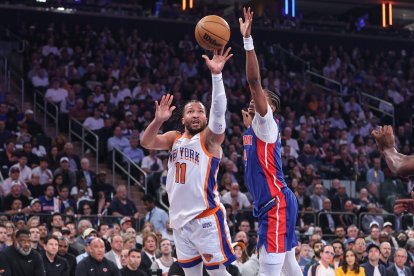 Apr 29, 2025; New York, New York, USA; New York Knicks guard Jalen Brunson (11) drives past Detroit Pistons forward Ausar Thompson (9) in the first quarter during game five of first round for the 2025 NBA Playoffs at Madison Square Garden. Mandatory Credit: Wendell Cruz-Imagn Images/Sipa USA *** Local Caption *** 61089712
