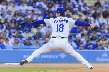 El lanzador inicial, Yoshinobu Yamamoto #18 de los Dodgers de Los Ángeles durante su partido de la temporada regular de la MLB contra los Piratas de Pittsburgh el viernes 25 de abril de 2025 en el Dodger Stadium de Los Ángeles, California.